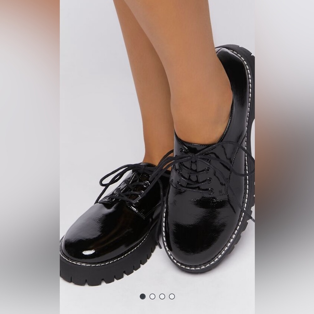 Faux patent leather Oxford sneaker